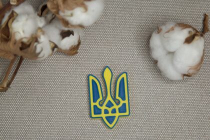 Значок "Тризуб" жовто-синій